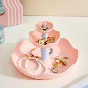 Plateau de rangement à trois niveaux en plastique pour clés et bijoux, idéal pour la décoration de table et de bureau à la maison - Product Image 1