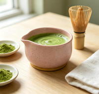Bol à matcha en céramique rose mat rustique avec bec verseur, design personnalisé, accessoire japonais pour le thé matcha