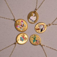 Kalung Liontin Koin Vintage Berlapis Emas dengan Pesona Angsa, Kupu-kupu, dan Bunga, Rantai Baja Anti Karat yang Ramping, Perhiasan Wanita Gaya Boho untuk Sehari-hari