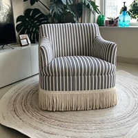 Fauteuil de salon moderne français à rayures et pompons, pour une ambiance conviviale, écologique et durable