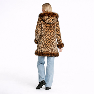 Abrigo de Piel Sintética para Mujer - Chaqueta de Invierno Elegante con Estampado de Leopardo y Capucha, Prenda Exterior de Felpa Lujosa para Uso Diario - Product Image 3