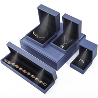 Vente en gros Boîte à bagues pour collier et bracelet Emballage de bijoux Boîte à bijoux personnalisée de luxe en cuir artificiel bleu Boîte à bijoux avec logo estampage à l'or