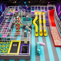 Équipement de terrain de jeux intérieur commercial, thème aventure sportive familiale, toboggan rouge, trois toboggans jaunes pour enfants, FEC