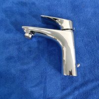 Mélangeur de robinet de lavabo d'hôtel de haute qualité avec matériau en laiton eau chaude et froide HY-80610030 vente en gros