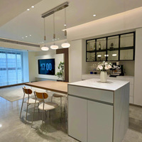Îlot de salle à manger en bois sur mesure pour toute la maison, modèle buffet avec comptoir en pierre de quartz intégrant une table à manger extensible et un comptoir de bar