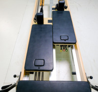 Cama de Pilates con Plataforma Deslizante Doble de Madera de Arce, Riel Externo, Marco de Madera Dura Anti-deformación para Clínica de Fisioterapia