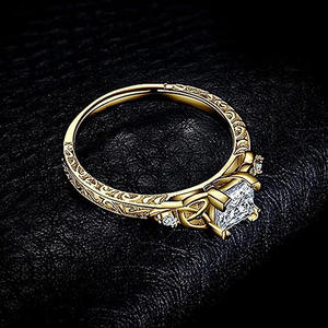 Anello con Diamante Taglio Principessa T0057 in Argento, Classico Anello di Fidanzamento da Donna con Diamanti Laterali, Pietra Naturale - Product Image 3