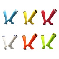 Vente en gros de chaussettes à prise en main unie Chaussettes de football de compression pour équipe Chaussettes de football à genou haut antidérapantes