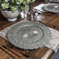 Assiettes rondes de luxe en PP durable de 13 pouces avec motif gravé personnalisé pour les tables de mariage et de fête