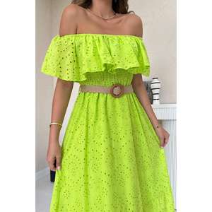 Robe longue en mousseline brodée vert lime, épaules dénudées, coupe trapèze, taille naturelle, respirante - Product Image 2