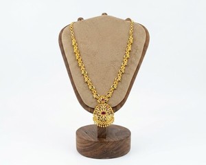 DIVYORO Médaille Traditionnelle Dorée, Bijou de Créateur Haut de Gamme Plaqué Or pour Femme, Idéal pour Mariage et Fiançailles Ethniques - Product Image 1