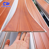 Plafonds en PVC de conception moderne, panneaux de plafond en film PVC à grain de bois pour panneaux de plafond en PVC