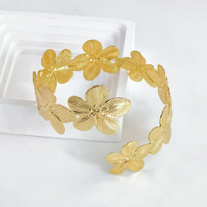 Bracelet manchette ajustable en métal plaqué personnalisé, motif floral populaire, pour femme, idéal pour l'été, la plage et les vacances - Product Image 5