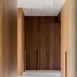 Armoire en bois massif de style japonais Wabi-Sabi avec finition à grain naturel pour les espaces de vie zen - Product Image 1