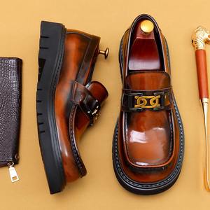 Zapatos de hombre de cuero brillante, estilo casual de negocios, con punta ancha y elegantes. - Product Image 1