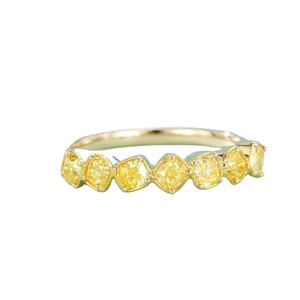 Bague irrégulière en forme d'oreiller en diamant jaune 18 carats - Product Image 1