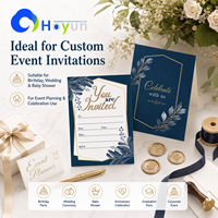 Élégante invitation de mariage pliée en trois volets bleu marine avec enveloppe à bande rose