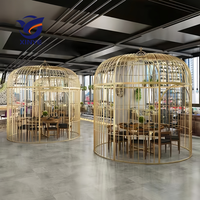 Grande cage à oiseaux multifonctionnelle imperméable en fonte, de forme décontractée, servant de cloison de gazebo pour hôtels, restaurants et salles à manger
