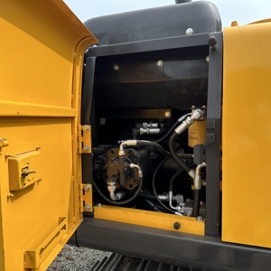 Excavatrice hydraulique d'occasion Volvo EC140 avec train de roulement robuste pour la construction urbaine et les projets utilitaires - Product Image 6