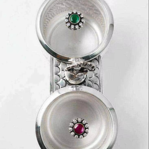 Support double pour Kumkum et Chawal en argent de qualité supérieure, accessoire traditionnel indien pour la prière, pour la maison, le temple, les fêtes et les usages religieux - Product Image 1