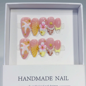 <span class=keywords><strong>Ongles</strong></span> Amande Jaune Ombré Faits Main 10 Pièces avec Breloques Étoile de Mer Rose et Perles Dorées Dégradées - Product Image 4