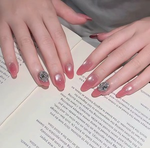 Vente en gros de faux ongles press-on français faits à la main de haute qualité, formes amande et carrées, en acrylique, personnalisables avec logo - Product Image 2