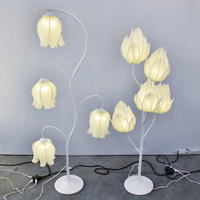 Lampe sur pied à 5 têtes en forme de fleur de lotus blanche, abat-jour en tissu, pour décoration de lieux de mariage et éclairage d'allée