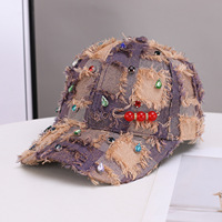 Casquette de baseball à carreaux à bords bruts, ornée de diamants sertis à la main, avec pompon, tendance mode féminine, protection solaire, personnalisable