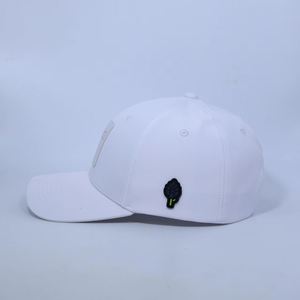 Gorra de béisbol de rendimiento para exteriores, blanca, con parche de cuero Windmill, logotipo de PVC y goma de trigo, y tela Ripstop - Product Image 3