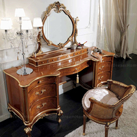 Lit Queen Size Classique Français : Ensemble de Chambre à Coucher en Bois Sculpté à la Main avec Tête de Lit Capitonnée Rose Poudré et Coiffeuse Assortie