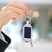 Mini llavero Solar 2 en 1 con borde cruzado, Banco de energía, reloj para teléfono móvil, batería de litio 18650, enchufe incorporado para uso de emergencia