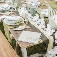 Boîte à dragées carrée en carton écologique à bords festonnés avec ruban vert olive pour bonbons de mariage et cadeaux de fête