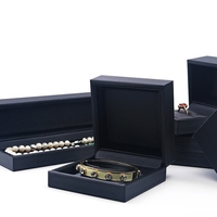 Vente en gros de luxe Emballage pour collier, bracelet, boucle d'oreille, bague et bijoux Boîte avec logo personnalisé Boîte à bijoux noire en cuir PU