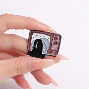 Broche <span class=keywords><strong>de</strong></span> Metal divertido <span class=keywords><strong>de</strong></span> película <span class=keywords><strong>de</strong></span> TV fantasma <span class=keywords><strong>de</strong></span> terror nuevo diseño medalla versátil insignia esmalte Pin técnica <span class=keywords><strong>de</strong></span> fundición para accesorios <span class=keywords><strong>de</strong></span> ropa - Product Image 4