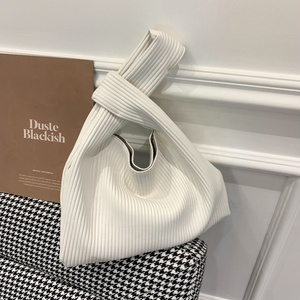 Borsa da polso <span class=keywords><strong>con</strong></span> nodo all'uncinetto fatta a mano in <span class=keywords><strong>pelliccia</strong></span> fatta a mano <span class=keywords><strong>con</strong></span> pochette <span class=keywords><strong>nera</strong></span> da donna in materiale PU di design all'ingrosso - Product Image 6