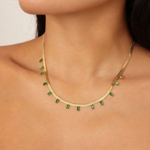 Collar con Colgante de Circonia Verde y Blanca Chapado en Oro de 18K, Cadena de Serpiente, Collar Moderno de Acero Inoxidable - Product Image 2