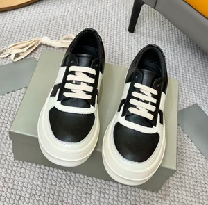 Zapatos de skate de cuero estilo American-Owenss, retro, en blanco y negro, con contraste, suela gruesa, elevados, para ir al trabajo y uso casual. - Product Image 3