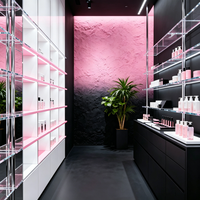 Comptoirs de maquillage, vitrines et aménagement intérieur d'une boutique de cosmétiques moderne.