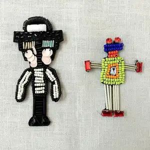 卸売フェルト布刺繍糸手作りビーズスパンコールロボット張紫服パッチブローチアクセサリー