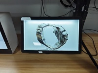 Pantalla de Señalización Digital Vertical de 15.6 Pulgadas para Uso en Metro, Aplicación en Interiores, Proveedor OEM, Resolución 1920x1080, 1 Año de Garantía