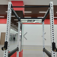 Banco de gimnasio multifuncional de titanio para curl de piernas, extensión, curl de bíceps, máquina de remo con selección de carga por pin para pecho y brazos, y simulador de escaleras