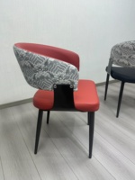 Chaise de salle à manger de style chinois moderne avec coussin épais en cuir PU, accoudoirs, dossier incurvé et structure métallique pour hôtel et café