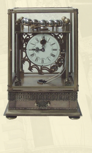 Horloge à balancier à gravité avec cadran en porcelaine, boîtier en laiton antique, plateforme visible, avec base à tiroir, sans remontage - Product Image 2