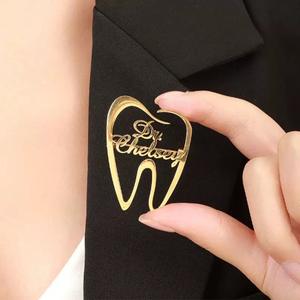Broche souvenir dentaire personnalisable avec nom, cadeau attrayant pour dentiste, broche professionnelle avec nom et titre, peut être vierge ou personnalisée avec <span class=keywords><strong>les</strong></span> noms des clients - Product Image 5