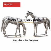 Vente en gros : Paire de sculptures de chevaux modernes en acier inoxydable poli, en plaque soudée, pour commande en gros destinée aux projets hôteliers et à la décoration commerciale