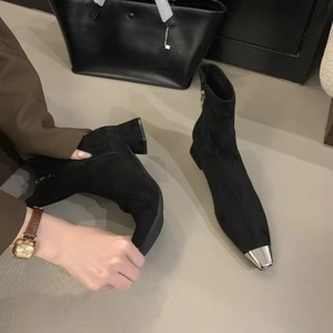 Nouvelle Collection Automne Hiver 2026 – Bottines Femme en Daim à Talon Carré et Épais, Bout Carré, Coupe Ajustée - Product Image 3