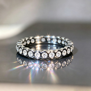 Anello Eternity con Bordo Ondulato e Zirconi Incastonati per Coppie, Gioiello Unisex Scintillante alla Moda - Product Image 3
