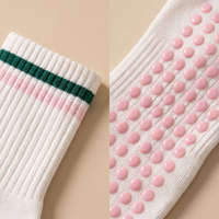 Chaussettes de Pilates personnalisées pour femmes, antidérapantes avec semelle en silicone, en coton doux côtelé, pour le yoga, la barre et la danse, idéales pour les studios et les marques.