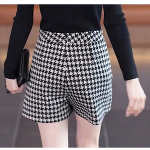 Jupe Courte Femme en Laine à Carreaux Taille Haute Ajustée Effet Sculptant Coupe Évasée Noire - Product Image 6