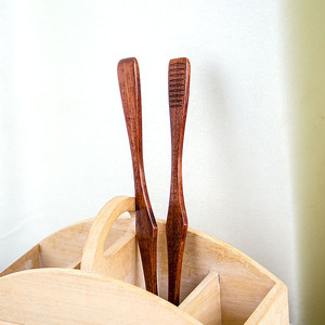 Pinces de cuisine multifonctionnelles en bois de Nanmu pour barbecue, salade, fruits et desserts – Idéales pour la maison et l'hôtellerie (vente en gros) - Product Image 4